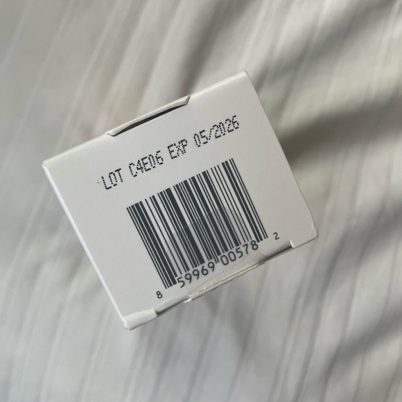 Alumier MD Clear Shield SPF 42 - NIB - Picture 4 of 4